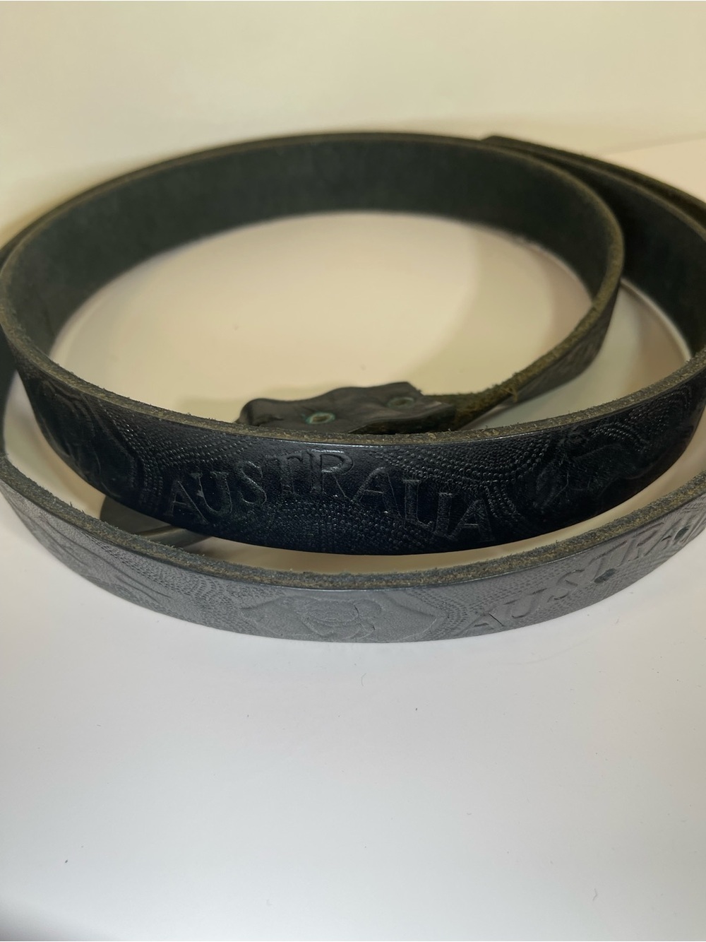 VINTAGE AUSTRALIA TOOLED BLACK LEATHER BELT WITH BUCKLE GUC